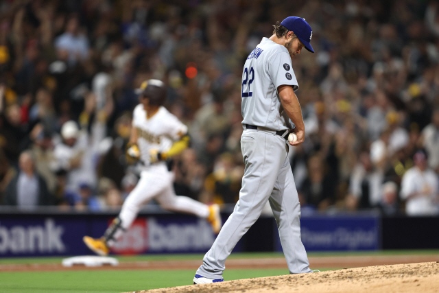 ▲ SAN DIEGO, CALIFORNIA - JUNE 22: Clayton Kershaw #22 of the Los Angeles Dodgers looks on after Ha-Seong Kim #7 of the San Diego Padres hits a solo homerun during the fifth inning of a game against the Los Angeles Dodgers at PETCO Park on June 22, 2021 in San Diego, California.   Sean M. Haffey/Getty Images/AFP
== FOR NEWSPAPERS, INTERNET, TELCOS & TELEVISION USE ONLY ==
<All rights reserved by Yonhap News Agency>
