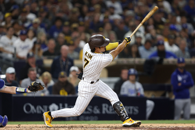 ▲ SAN DIEGO, CALIFORNIA - JUNE 22: Ha-Seong Kim #7 of the San Diego Padres hits a solo homerun during the fifth inning of a game against the Los Angeles Dodgers at PETCO Park on June 22, 2021 in San Diego, California.   Sean M. Haffey/Getty Images/AFP
== FOR NEWSPAPERS, INTERNET, TELCOS & TELEVISION USE ONLY ==
<All rights reserved by Yonhap News Agency>