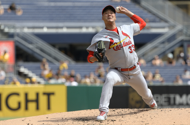 ▲ Aug 29, 2021; Pittsburgh, Pennsylvania, USA;  St. Louis Cardinals starting pitcher Kwang Hyun Kim (33) delivers a pitch against the Pittsburgh Pirates during the first inning at PNC Park. Mandatory Credit: Charles LeClaire-USA TODAY Sports
<All rights reserved by Yonhap News Agency>