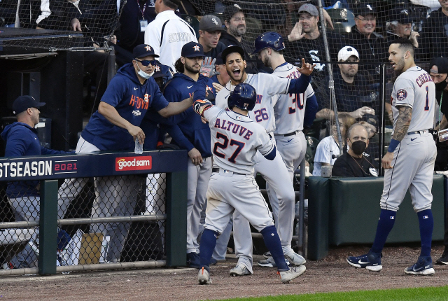 ▲ CHICAGO, ILLINOIS - OCTOBER 12: Jose Altuve #27 of the Houston Astros is congratulated by Frank Menechino #26 after hitting a 3-run home run during the 9th inning of Game 4 of the American League Division Series against the Chicago White Sox at Guaranteed Rate Field on October 12, 2021 in Chicago, Illinois. Quinn Harris/Getty Images/AFP
== FOR NEWSPAPERS, INTERNET, TELCOS & TELEVISION USE ONLY ==
<All rights reserved by Yonhap News Agency>