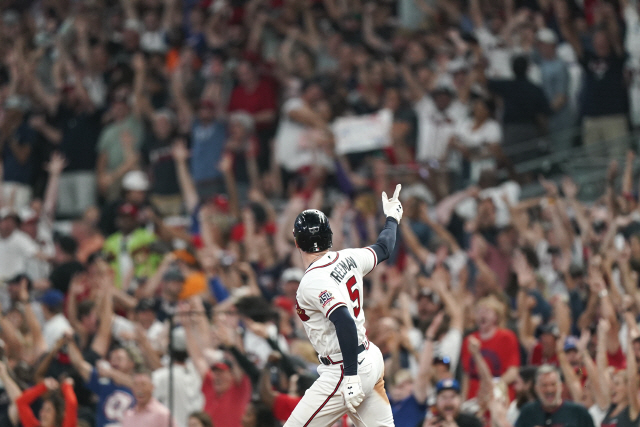 ▲ Atlanta Braves‘ Freddie Freeman (5) celebrates his solo homerun during the eighth inning of Game 4 of a baseball National League Division Series against the Milwaukee Brewers, Tuesday, Oct. 12, 2021, in Atlanta. (AP Photo/Brynn Anderson)
<All rights reserved by Yonhap News Agency>