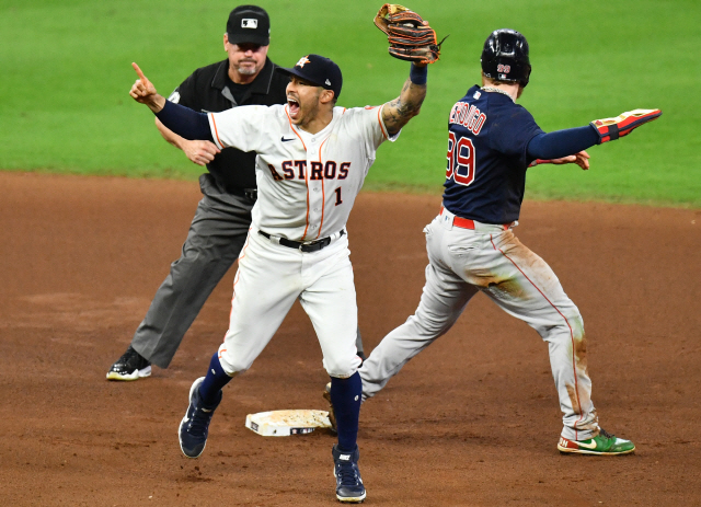 ▲ Houston Astros Carlos Correa celebrates after tagging out Boston Red Sox left fielder Alex Verdugo at second on a throw by catcher Martin Maldonado in the 7th inning in game six of the MLB ALCS at Minute Maid Park in Houston, Texas on Friday, October 22, 2021.  Houston has a 3-2 lead in the best-of-seven series.      Photo by Maria Lysaker/UPI



<All rights reserved by Yonhap News Agency>
