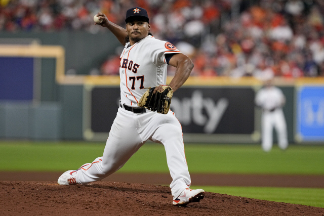▲ Houston Astros starting pitcher Luis Garcia throws against the Boston Red Sox during the sixth inning in Game 6 of baseball‘s American League Championship Series Friday, Oct. 22, 2021, in Houston. (AP Photo/Tony Gutierrez)

<All rights reserved by Yonhap News Agency>