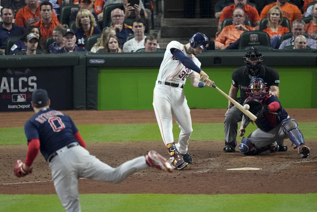 ▲ Houston Astros‘ Kyle Tucker hits a three-run home run against the Boston Red Sox during the eighth inning in Game 6 of baseball’s American League Championship Series Friday, Oct. 22, 2021, in Houston. (AP Photo/Sue Ogrocki)
<All rights reserved by Yonhap News Agency>
