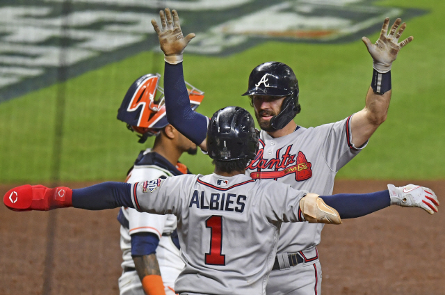 ▲ Atlanta Braves shortstop Dansby Swanson (R) celebrates his two-run home run with teammate Ozzie Albies during the fifth inning against the Houston Astros in game six in the MLB World Series at Minute Maid Park on Tuesday, November 2, 2021 in Houston, Texas.  Houston returns home facing elimination trailing Atlanta 3-2 in the series. Photo by Maria Lysaker/UPI
<All rights reserved by Yonhap News Agency>