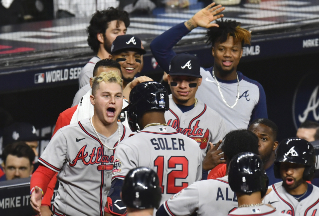 ▲ Atlanta Braves designated hitter Jorge Soler (12) celebrates with teammates after hitting a 3-run homer against the Houston Astros during the third inning in game six in the MLB World Series at Minute Maid Park on Tuesday, November 2, 2021 in Houston, Texas.  Houston returns home facing elimination trailing Atlanta 3-2 in the series. Photo by Maria Lysaker/UPI
<All rights reserved by Yonhap News Agency>