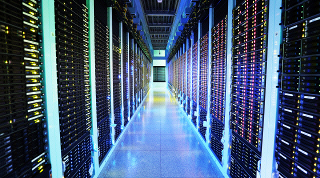 ▲ 데이터센터 각 내부 서버실과 메인조감(사진 오른쪽). 사진제공=네이버클라우드