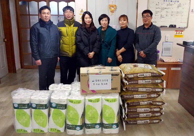 강원도교육청 빛·소금동호회는 23일 춘천 신북읍 율문리에 위치한 ‘나눔의 집’을 방문,위문품을 전달했다.