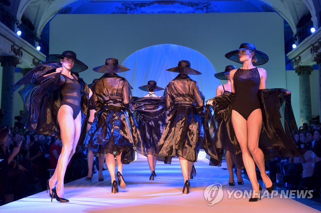 22일(현지시간) 프랑스 파리에서 란제리 프랑세즈 그룹 주최로 열린 란제리 패션쇼 '란제리, 모나무르'에서 모델들이 의상을 선보이고 있다. 