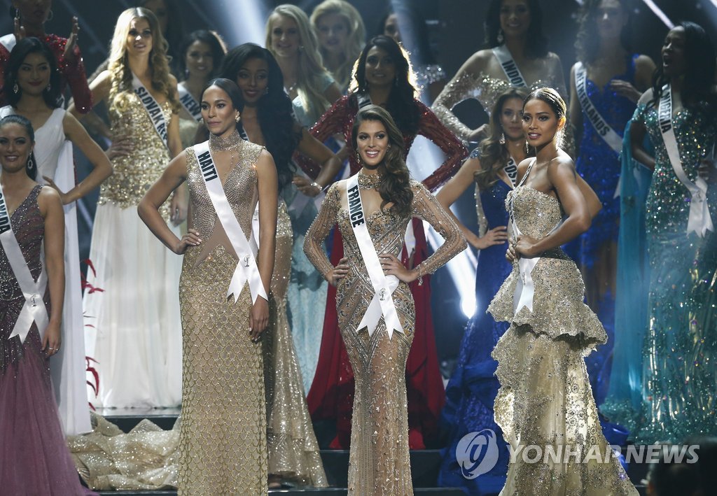 ▲ epa05760925 Miss Universe finalists (L-R) Raquel Pelissier from Haiti, Iris Mittenaere from France and Andrea Tovar from Colombia wait for results during the 65th Miss Universe pageant coronation ceremony at the Mall of Asia Arena in Pasay City, south of Manila, Philippines, 30 January 2017. A total of 86 candidates competed for the crown. EPA/ROLEX DELA PENA