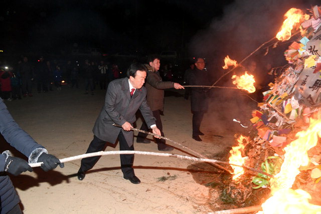 ▲ 제17회 국토정중앙 달맞이 축제가 지난 11일 양구군 국민체육센터에서 열린 가운데 참가자들이 달집태우기를 하고 있다.