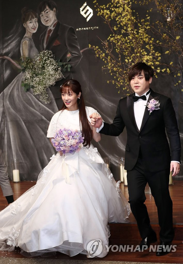 가수 문희준과 소율이 12일 오후 서울 중구 신라호텔에서 열리는 결혼식에 앞서 기자회견을 열고 있다