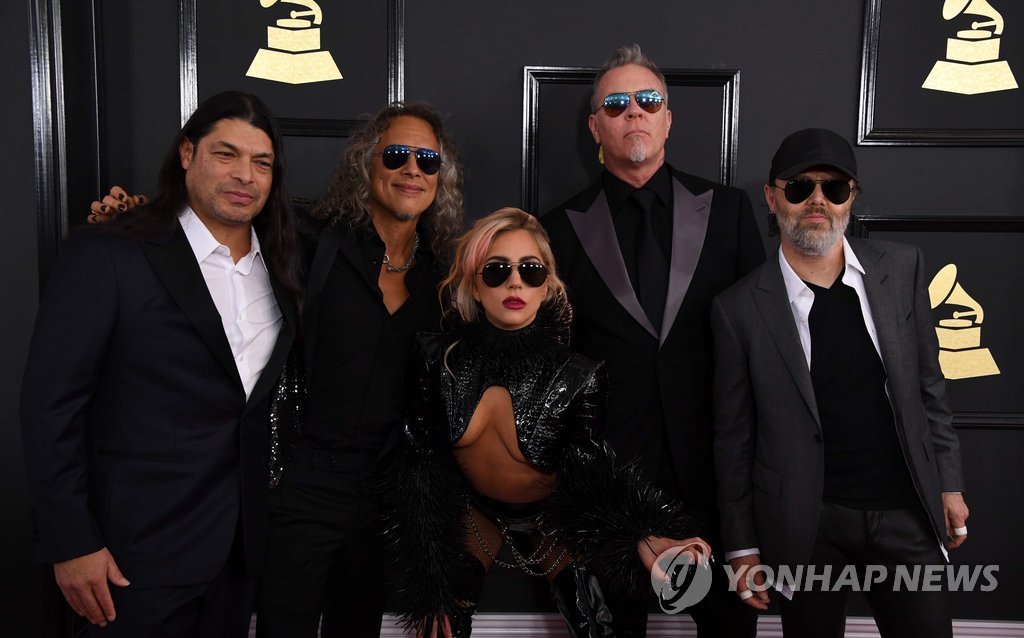 ▲ Musicians Robert Trujillo and Kirk Hammett of Metallica, singer Lady Gaga and James Hetfield and Lars Ulrich of Metallica arrive for the 59th Grammy Awards on February 12, 2017, in Los Angeles, California. / AFP PHOTO