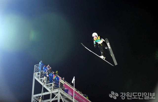 ▲ 15일 평창 알펜시아에서 열린 스키점프월드컵 여자 개인 결선에서 다카나시 사라(일본) 선수가 비행하고 있다.  사효진