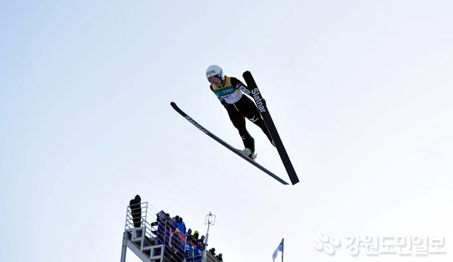 ▲ 16일 평창 알펜시아 스키점프센터에서 열린 FIS 스키점프 월드컵 노멀힐 여자부 경기에서 우승을 차지한 다카나시 사라(21.일본) 선수가 비행하고 있다.  사효진