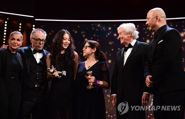  Hungarian Producer Monika Mecs, Festival director Dieter Kosslick, South Korean actress Kim Min-hee awarded with the Silver Bear award for best actress, Hungarian director Ildiko Enyedi awarded with the Golden Bear for Best Film, President of the jury, Dutch director Paul Verhoeven and Member of the jury, Chinese director Wang Quan뭓n pose after the Award Ceremony of the 67th Berlinale film festival in Berlin on February 18, 2017