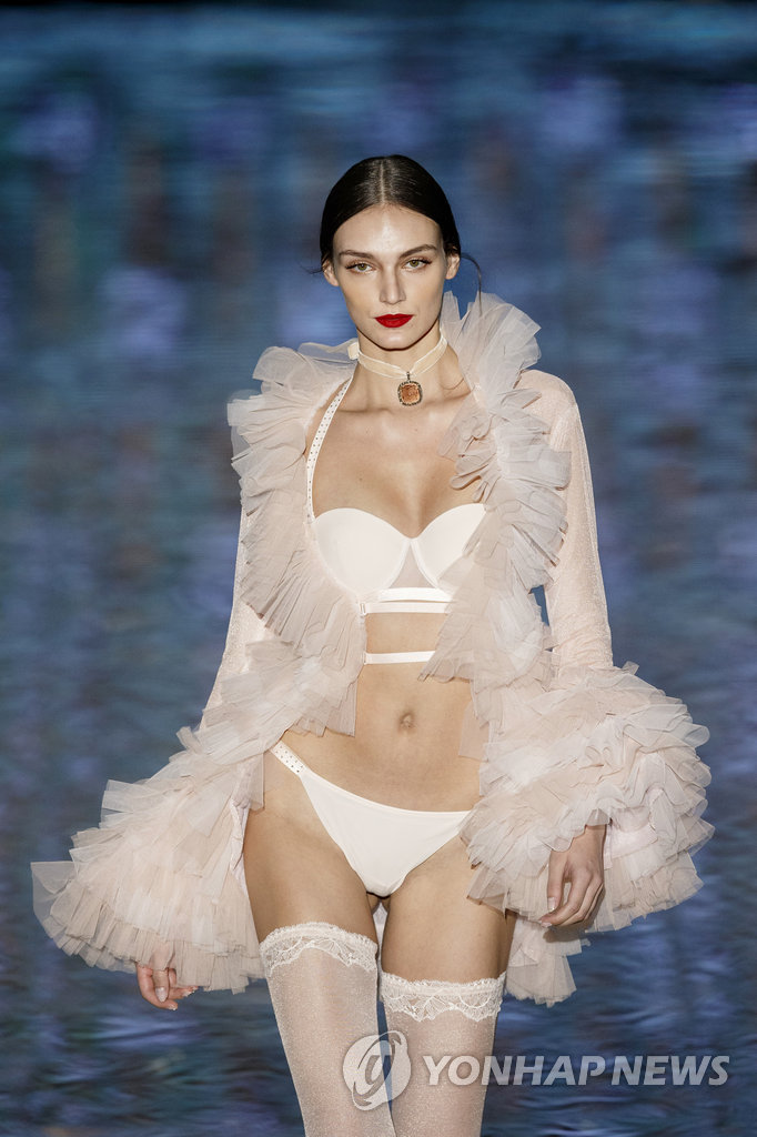 A model displays a 2017-18 Fall/Winter creation by Spanish designer Andres Sarda during the Madrid's Fashion Week in Madrid, Spain, Saturday, Feb. 18, 2017 .