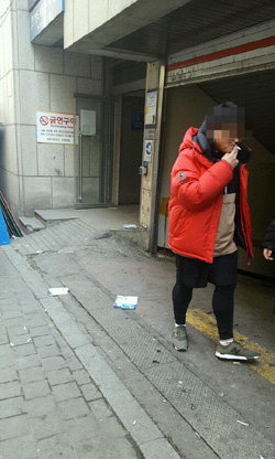 ▲ 24일 춘천 명동일대 금연구역에서 한 남성이 흡연을 하며 거리를 걷고 있다.  