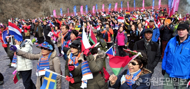▲ 국제스키연맹(FIS)알파인 월드컵이 열린 정선 알파인 경기장에 5일 수많은 관중들이 찾아와 열띤 응원을 펼치고 있다.  안병용