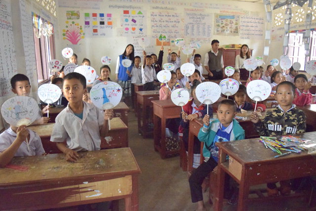 ▲ 라오스 나하이 초등학교 학생들이 한림글로벌사회공헌단의 도움을 받아 직접 꾸민 부채를 들어보이고 있다.