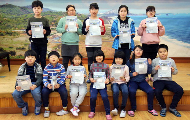 ▲ 동해안 최북단에 위치한 고성 명파초교 어린이들이 ‘2018 평화의 벽·통합의 문’ 건립에 동참하는 서명식을 가졌다.