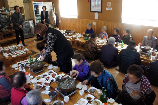 ▲ 철원 산내들가든 식당(대표 구자심)은 14일 ‘행복한 한끼’를 개최,지역 어르신 30여명에게 점심을 대접했다.
