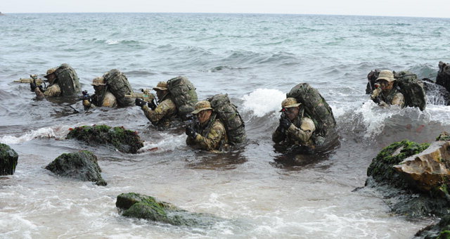 ▲ 해군1함대 3특전대대(UDT/SEAL)는 20일 동해상에서 키리졸브와 독수리 훈련의 일환으로 해상·해중 침투 훈련을 실시했다.