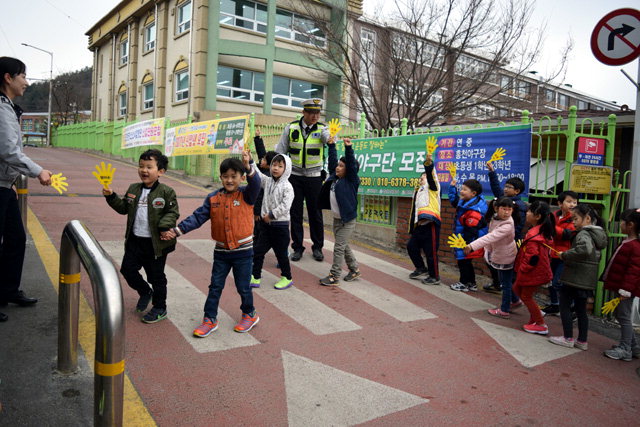 ▲ 새학기 어린이 교통안전을 위한 선진질서 교통문화 공동캠페인이 21일 홍천 석화초교에서 열렸다.