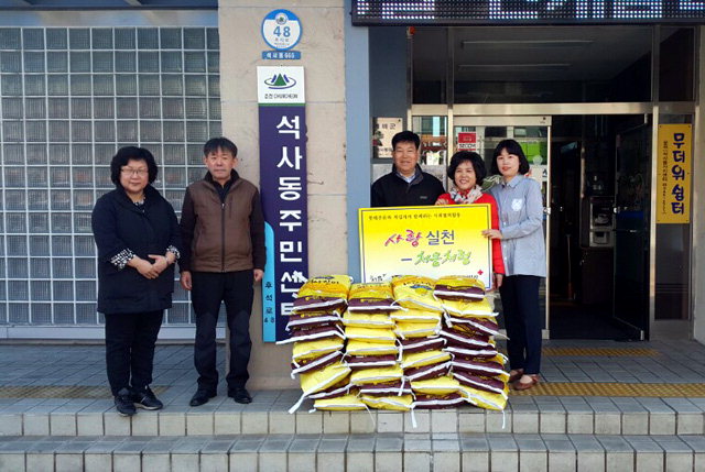 ▲ 춘천 석사동자원봉사단(단장 박순자)은 22일 석사동주민센터를 방문해 재활용품 수집으로 마련한 쌀을 불우이웃돕기 성품으로 기탁했다.