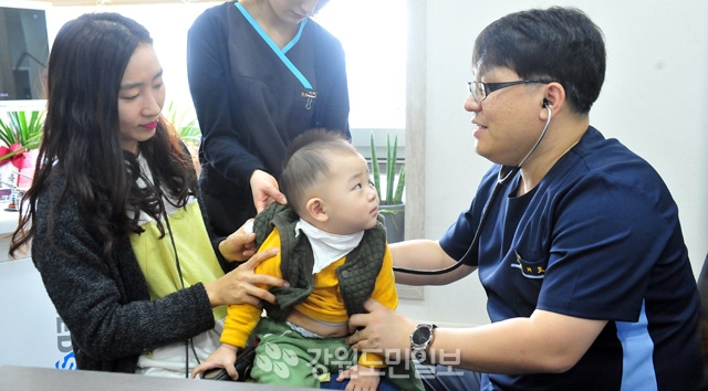 ▲ 10도 이상의 큰 일교차로 감기환자가 늘고 있는 가운데 22일 춘천의 한 소아과에서  아이가 진료를 받고 있다.   사효진