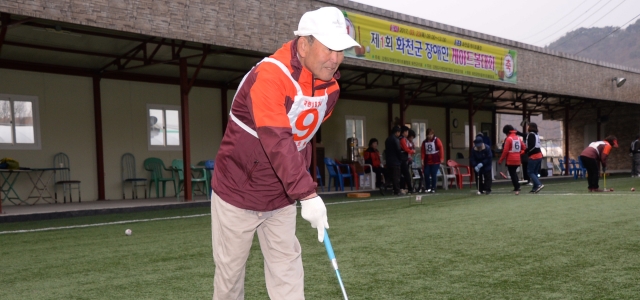 ▲ 제1회 화천군 장애인 게이트볼 대회가 23일 화천읍 중리 게이트볼장에서 선수와 임원 등 40여 명이 참석한 가운데 열렸다.