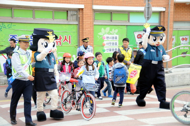 ▲ 화천 어린이 교통안전을 위한 교통문화 공동캠페인이 23일 화천초교앞 도로에서 열렸다.