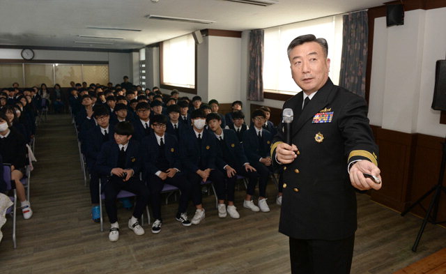 ▲ 박기경 해군1함대사령관은 24일 천암함 용사 모교인 동해 광희고에서 안보 교육을 했다.