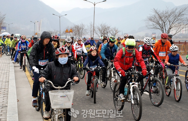 ▲ 2017 영월군민 자전거대행진 참가자들이 힘찬 레이스를 펼치고 있다. 방기준