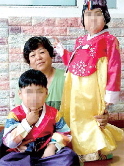 ▲ 대리양육 가정위탁보호자인 박금자(57·고성)씨와 두 남매.