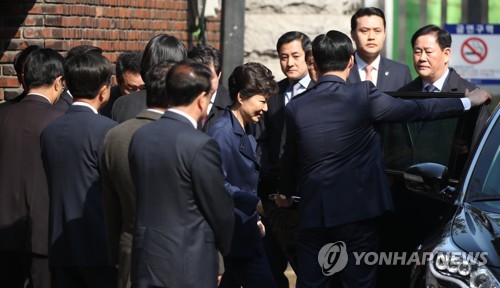 ▲ 박근혜 전 대통령이 30일 오전 법원의 구속 전 피의자심문(영장실질심사)에 출석하기 위해 서울 삼성동 자택을 나서고 있다.