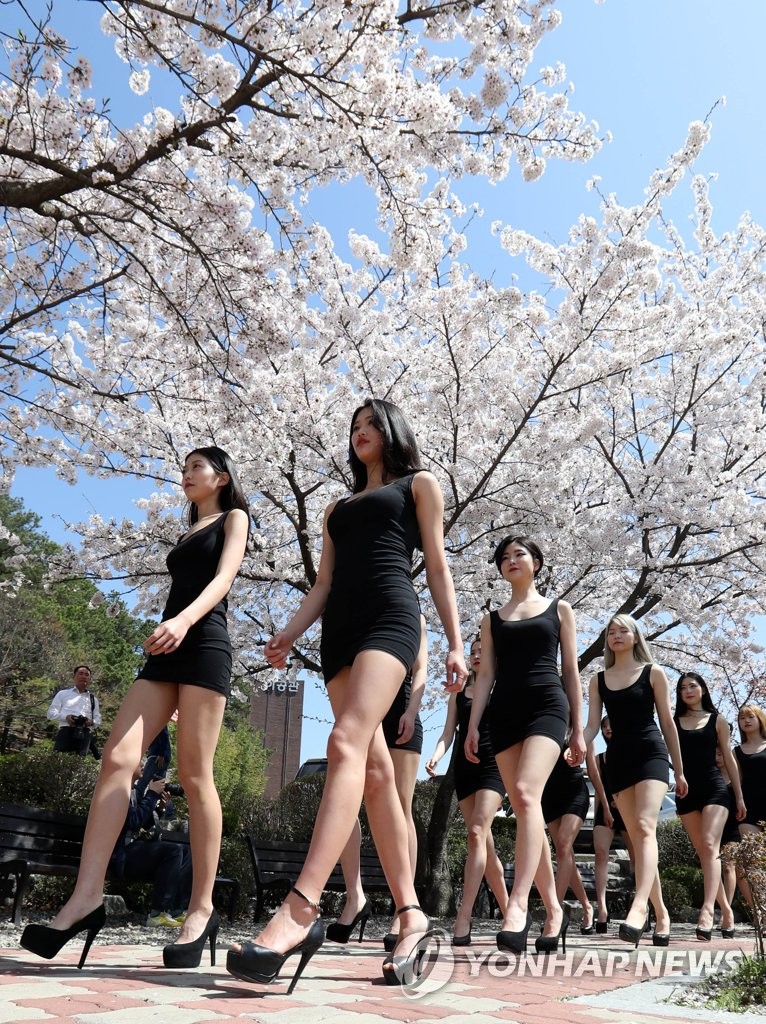  화창한 봄 날씨를 보인 10일 대전 대덕대학 모델학과 학생들이 야외수업 시간을 이용해 워킹연습을 하고 있다. 