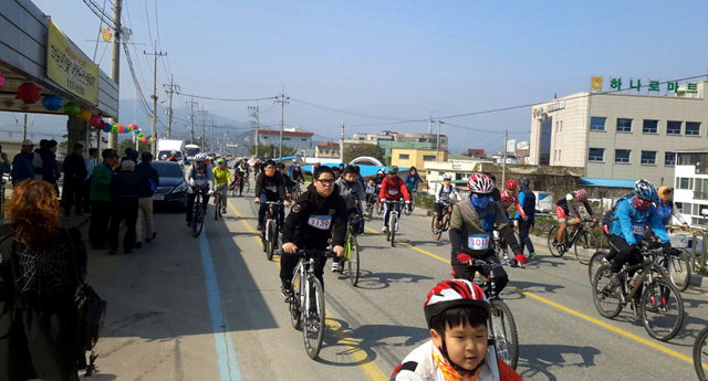 ▲ 양양 자전거 대행진이 지난 15일 남대천둔치 일대에서 개최됐다.