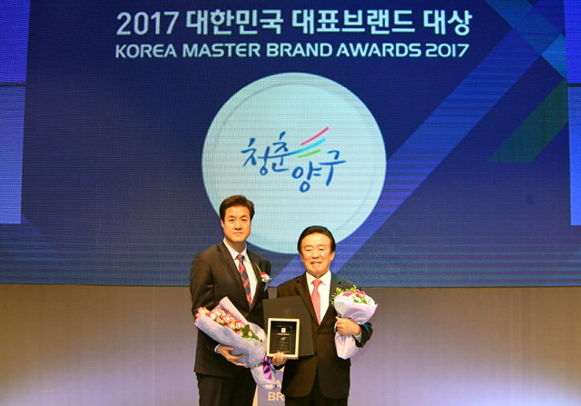 ▲ 전창범 양구군수는 18일 오전 서울 신라호텔에서 열린 2017 대한민국 대표브랜드 대상 시상식에서 안보관광도시부문 대상을 수상했다.
