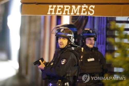 ▲ 총격전 발생한 파리 샹젤리제거리의 경찰