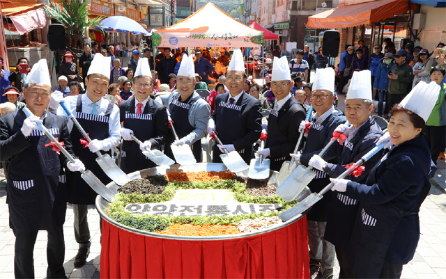 ▲ 양양전통시장 산나물축제가 22,23일 시장 아케이드와 시장일원에서 열렸다.