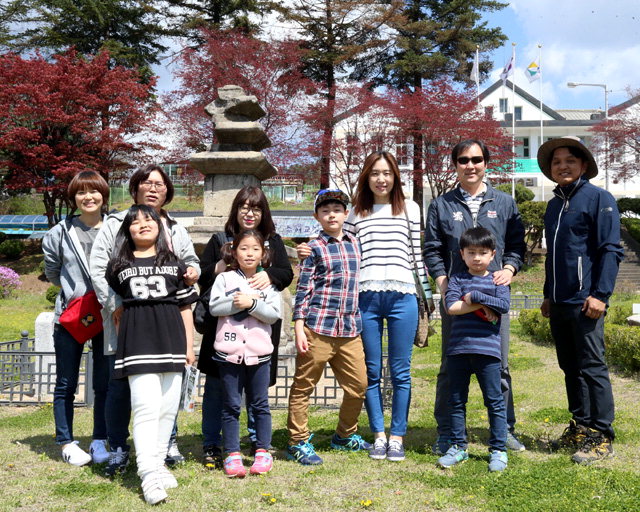 ▲ 홍천 온마을학교 체험 프로그램에 참여한 가족이 기념촬영을 하고 있다.
