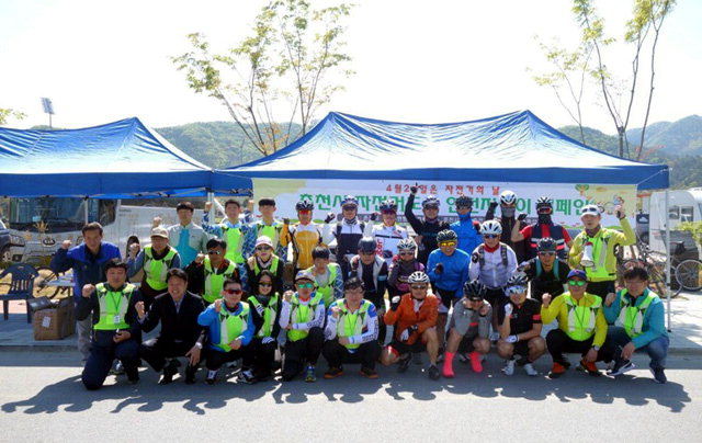 ▲ 춘천시자전거연맹은 지난 22일 춘천 물레길 자전거도로에서 회원 40여명이 참가한 가운데 ‘자전거의 날 안전지킴이 행사’를 가졌다.
