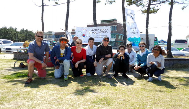 ▲ 강릉에 거주하고 있는 외국인들로 구성된 봉사단체 와카와카 발런티어즈는 지난 22일 남항진 해변에서 해변정화 봉사활동을 했다.