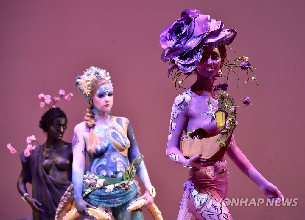 지난 22일(현지시간) 우크라이나 키예프에서 열린 국제 미용 축제 '크리스탈 엔젤'(Crystal Angel)에서 모델들이 바디페인팅을 선보이고 있다.