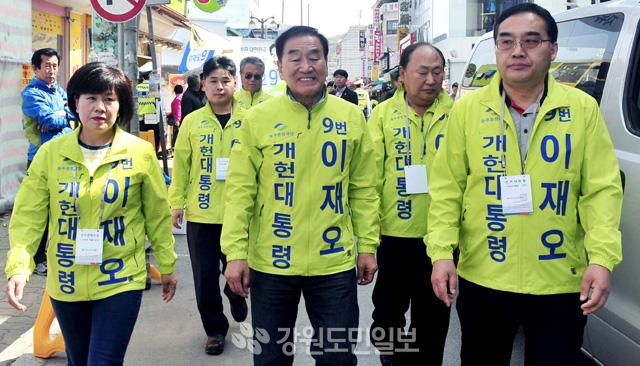 ▲ 이재오 늘푸른한국당 대선후보가 24일 원주 중앙시장 거리유세에서 지지를 호소하고 있다. 사효진