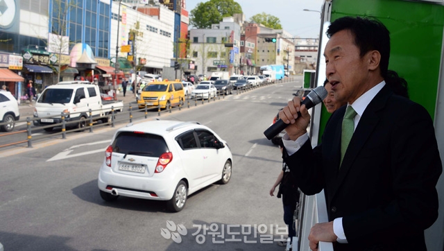 ▲ 손학규 국민의당 상임선대위원장이 24일 춘천 거리유세에서 안철수 후보 지지를 호소하고 있다. 안병용