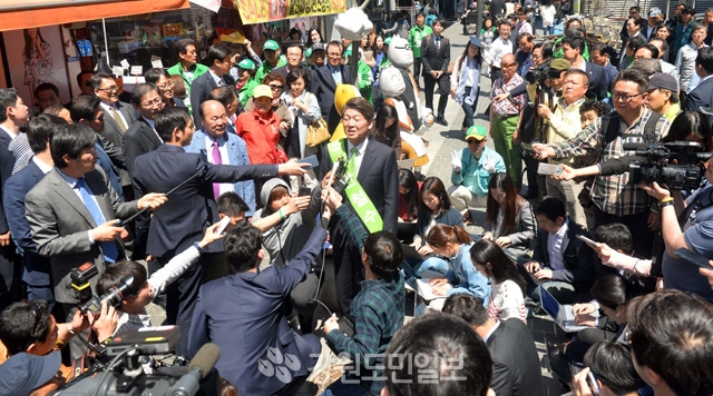 ▲ 안철수 국민의당 대선후보가 26일 오후 강원 춘천시 명동 거리에서 시민들과 인사를 나누며 지지를 호소하고 있다.