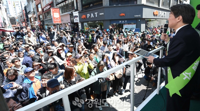 ▲ 안철수 국민의당 대선후보가 26일 오후 강원 춘천시 명동 거리에서 시민들과 인사를 나누며 지지를 호소하고 있다.