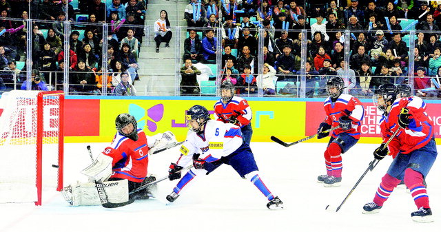 ▲ 지난 6일 강릉하키센터에서 열린 2017 IIHF 아이스하키 여자 세계선수권대회 디비전 2그룹 A 남북경기 모습.  사효진